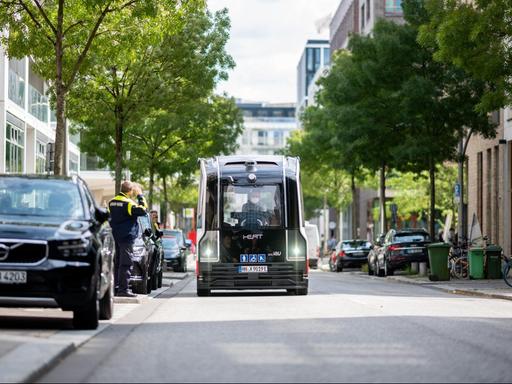 Der autonom fahrenden Heat-Bus fährt während der Presseveranstaltung zum Start des Fahrgastbetriebes des Gefährts durch die Hafencity.