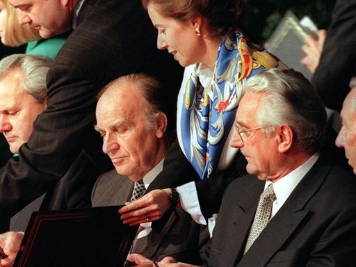 (V.l.) Serbiens Präsident Slobodan Milosevic, sein bosnischer Amtskollege Alija Izetbegovic und der Präsident Kroatiens, Franjo Tudjman, paraphieren am 21. November 1995 auf dem Luftwaffenstützpunkt Wright-Patterson bei Dayton neben US-Außenminister Warren Christopher den Friedensvertrag für Bosnien-Herzegowina.