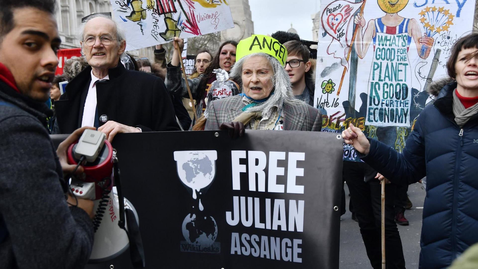 Vivienne Westwood demonstriert mit anderen Teilnehmern gegen eine Auslieferung von Julian Assange an die USA in London, Februar 2020.