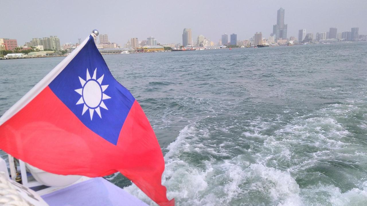 Taiwans Flagge ist gleichzeitig die Flagge der Kuomintang. Hier weht sie im Hafen der zweitgrößten Stadt Kaohsiung.
