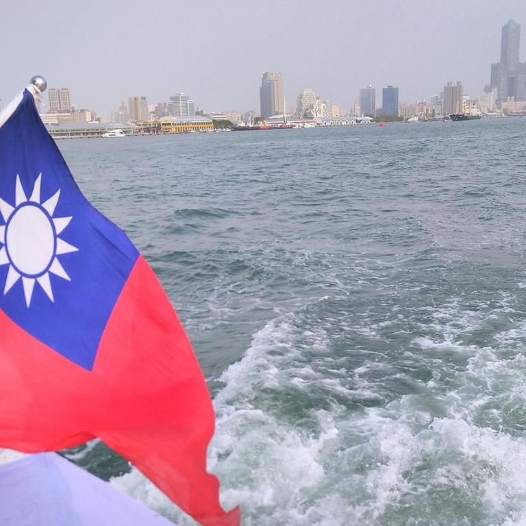 Taiwans Flagge ist gleichzeitig die Flagge der Kuomintang. Hier weht sie im Hafen der zweitgrößten Stadt Kaohsiung.