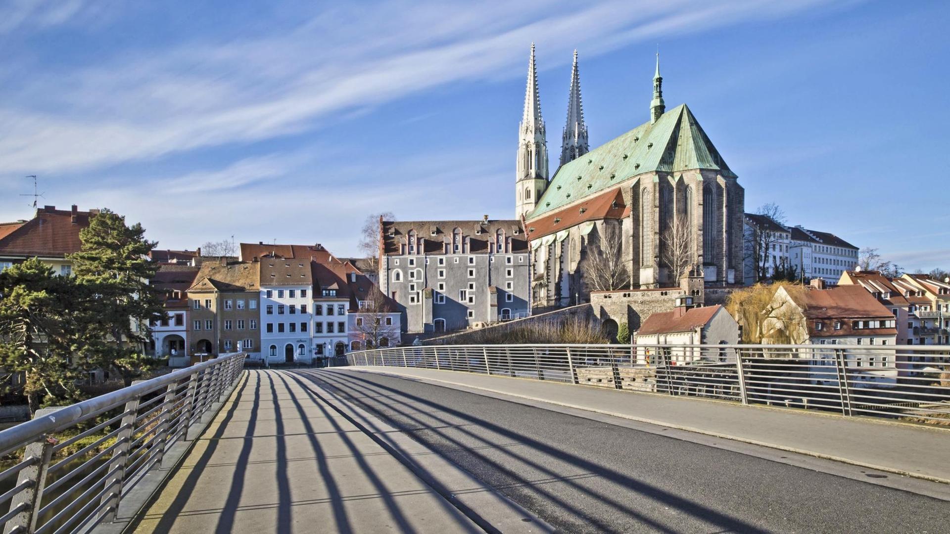 Blick über die Altstadtbrücke auf die historische Altstadt in Görlitz.