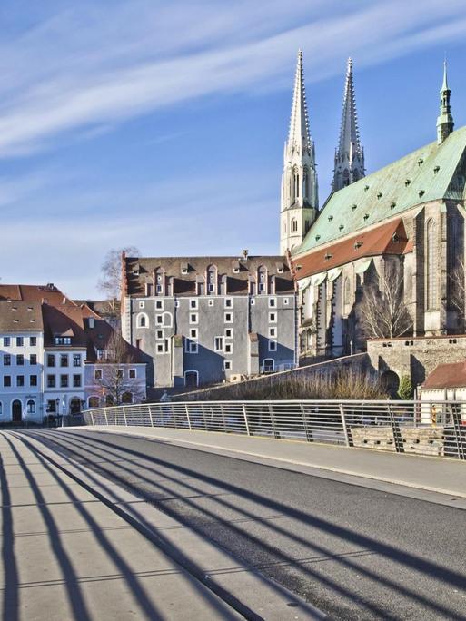 Blick über die Altstadtbrücke auf die historische Altstadt in Görlitz.