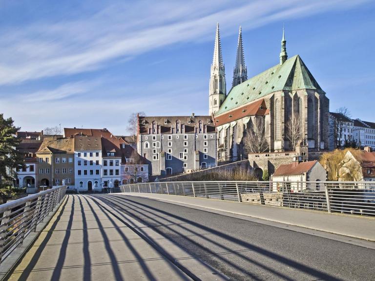 Blick über die Altstadtbrücke auf die historische Altstadt in Görlitz.