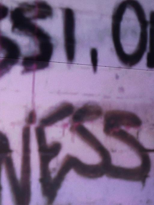 Ossi oder Wessi, fragt ein Graffito an der Wand. Auch 28 Jahre nach der Wiedervereinigung existieren diese Kategorien.
