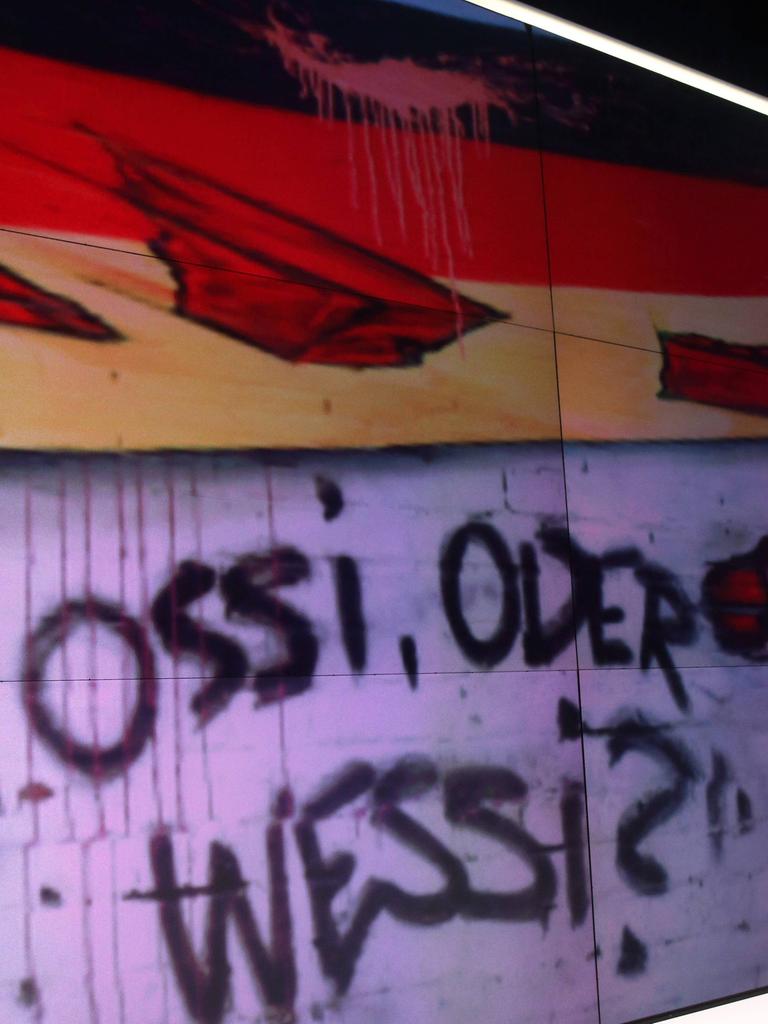 Ossi oder Wessi, fragt ein Graffito an der Wand. Auch mehr als 30 Jahre nach der Wiedervereinigung existieren diese Kategorien.