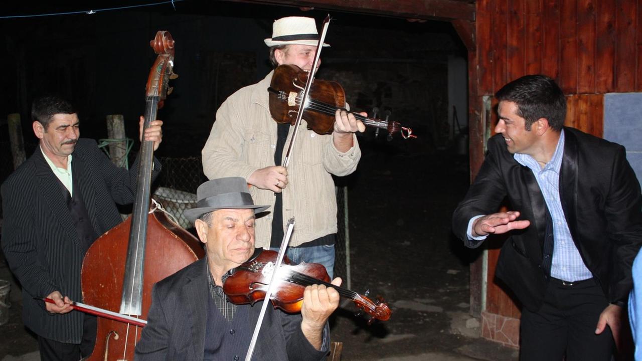 Die Szászcsávás Band beim gemeinsamen Musizieren in Szászcsávás, Rumänien.