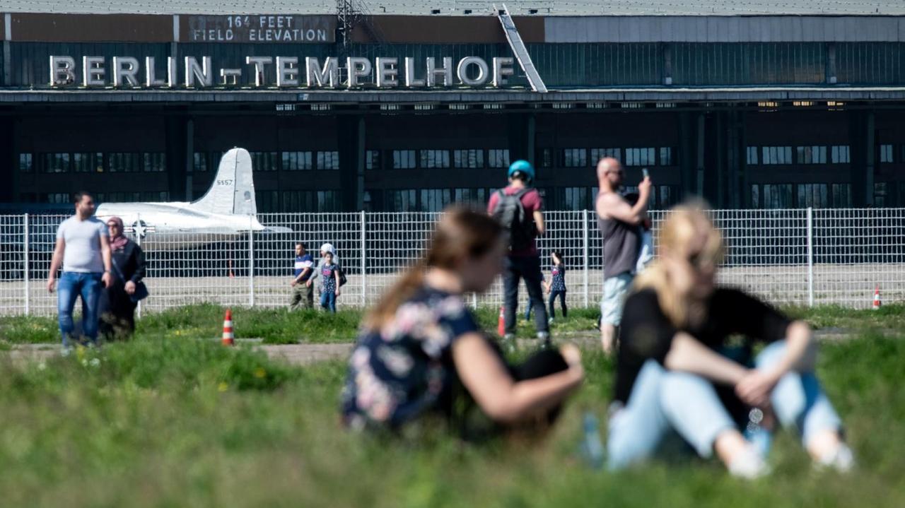 Zahlreiche Besucher genießen auf dem Tempelhofer Feld das schöne Wetter am Pfingstwochenende.