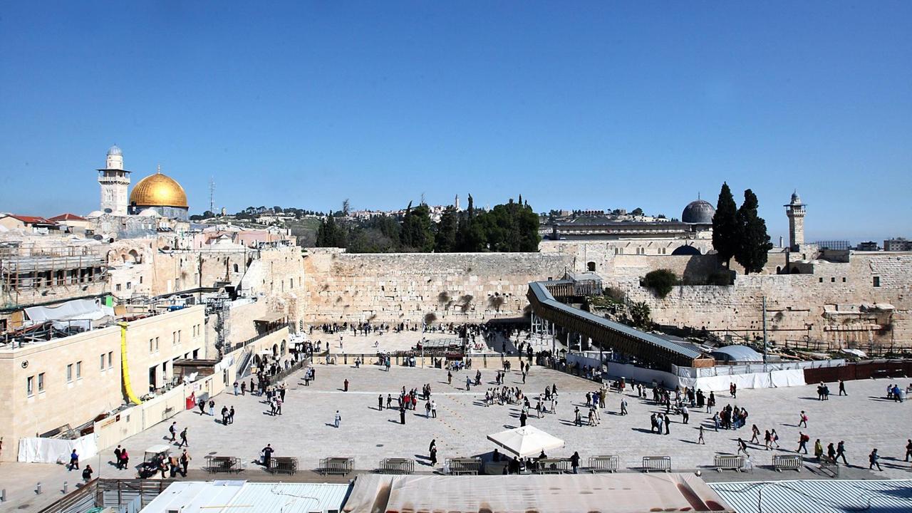 Die Klagemauer in Jerusalem mit dem Felsendom im Hintergrund.