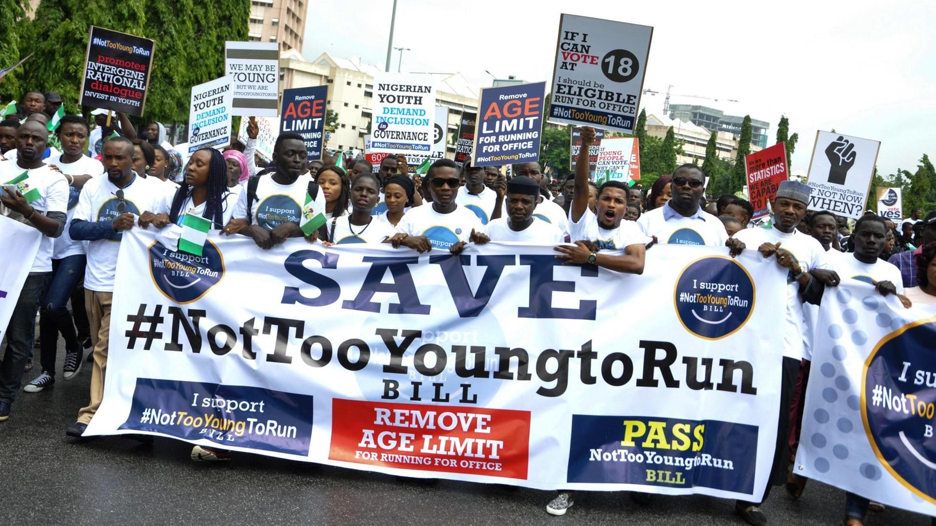 Junge Nigerianer demonstrieren bei einem Protestmarsch der Bewegung #nottooyoungtorun in Abuja für die Absenkung des Mindestalters für Präsidentschaftskandidaten