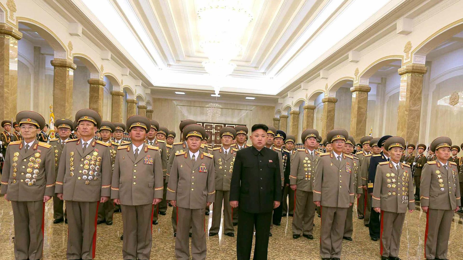Nordkoreas Diktator Kim Jong-un steht zwischen zahlreichen Uniformträgern im Mausoleum seines Vaters Kim Jong-il Pjöngjang.