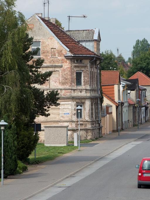 Blick auf eine Häuserzeile in der Greifswalder Straße im Zentrum der Hansestadt Anklam. Seit Mitte der 80er-Jahre schrumpft hier die Bevölkerung