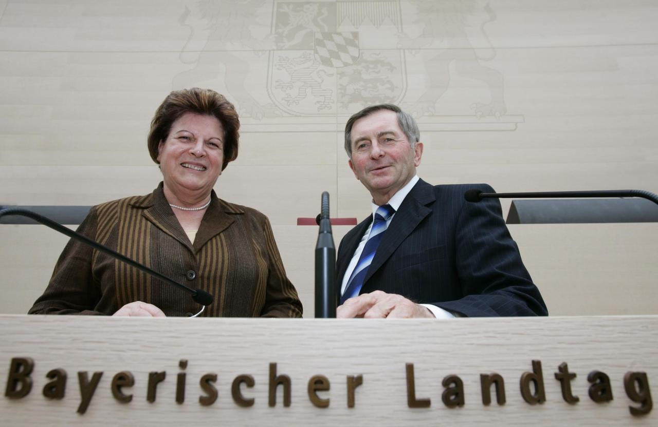 Dezember 2005: Der dammalige Präsident des Bayerischen Landtages, Alois Glück (r), und die damalige Vizepräsidentin Barbara Stamm posieren im Plenarsaal des Maximilianeums, dem Sitz des Bayerischen Landtages