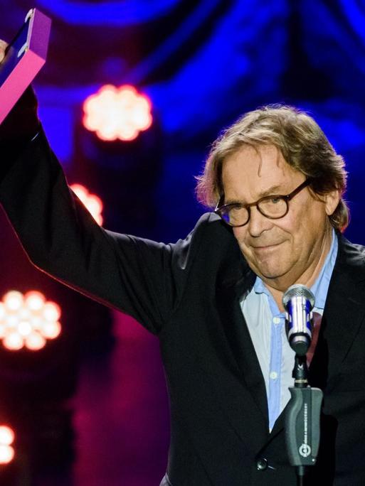 Der Bruder von Rio Reiser, Gert Möbius, nimmt den Preis für Rio Reisers Lebenswerk am 08.09.2017 bei der Verleihung des Preises für Popkultur des "Vereins zur Förderung der Popkultur" im Tempodrom in Berlin entgegen.