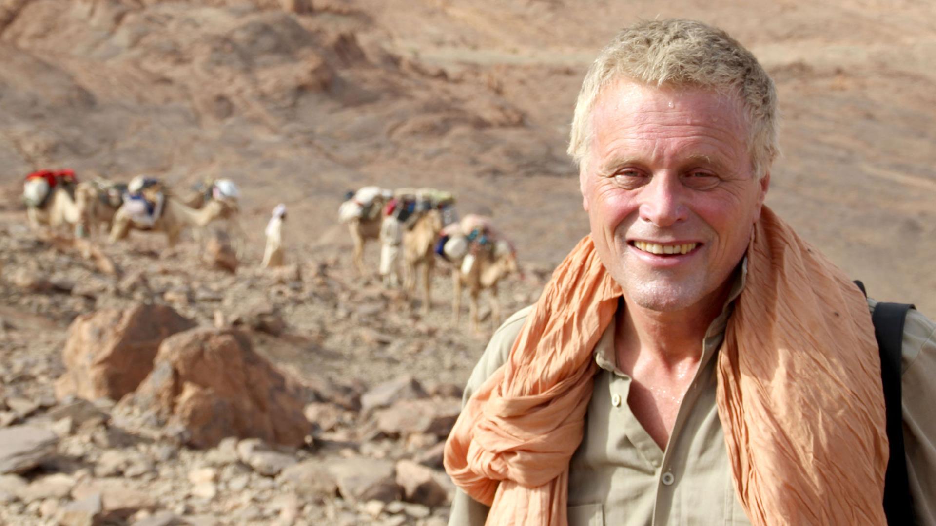 Stefan Kröpelin in der Sahara, in die er monatelange Expeditionen unternimmt