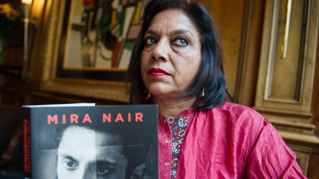 Die indische Regisseurin Mira Nair hält am 03.07.2013 vor Beginn eines Interviews in München das Filmbuch "The Reluctant Fundamentalist" in den Händen.