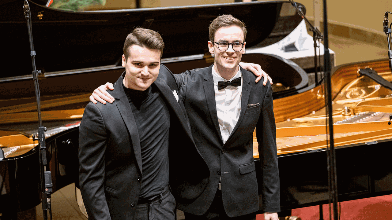 Die Pianisten Elöd Ambrusz und Alexander Breitenbach beim Festkonzert am 6.12.19 in der Bad Godesberger Erlöserkirche. Dort wurde Igor Levit der 5. Internationale Beethovenpreis überreicht.