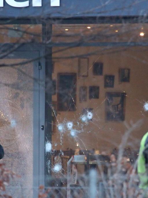 In der Frontscheibe des Café Krudttonden sind Einschusslöcher zu sehen.