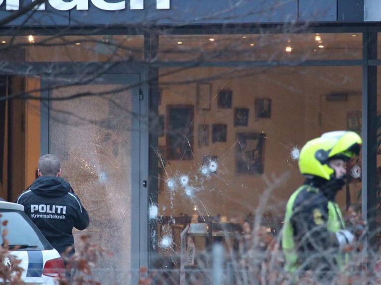 In der Frontscheibe des Café Krudttonden sind Einschusslöcher zu sehen.
