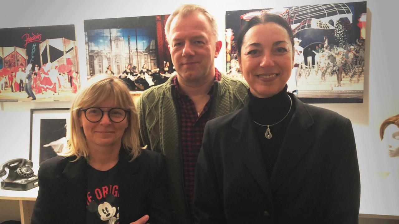 Auf dem Foto im Theater sind zu sehen: Maja Bunke, Tino Eisbrenner und Kathrin Schülein (v.l.n.r.)