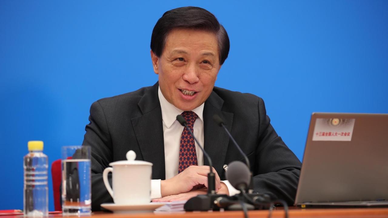 Vice Foreign Minister Zhang Yesui, spokesman for the National People's Congress, attends a press conference during the First Session of the 13th National People's Congress (NPC) in Beijing, China, 4 March 2018. Zhang Yesui, executive vice-foreign minister since 2012, showed up as spokesman for the first session of China's 13th National People's Congress. He attracted media limelight as he walked into the venue for the first news conference of the annual NPC session at the Great Hall of the People in Beijing. The veteran diplomat assumed the post from Fu Ying, who was also vice-foreign minister before serving as spokeswoman of all the five annual sessions of the 12th NPC from 2013 to 2017 respectively. *** Local Caption *** Foto: Ge Jinfh/Imaginechina/dpa |