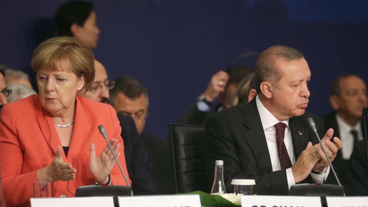 Bundeskanzlerin Angela Merkel und der türkische Präsident Recep Rayyip Erdogan bei einer UNO-Konferenz in Istanbul.