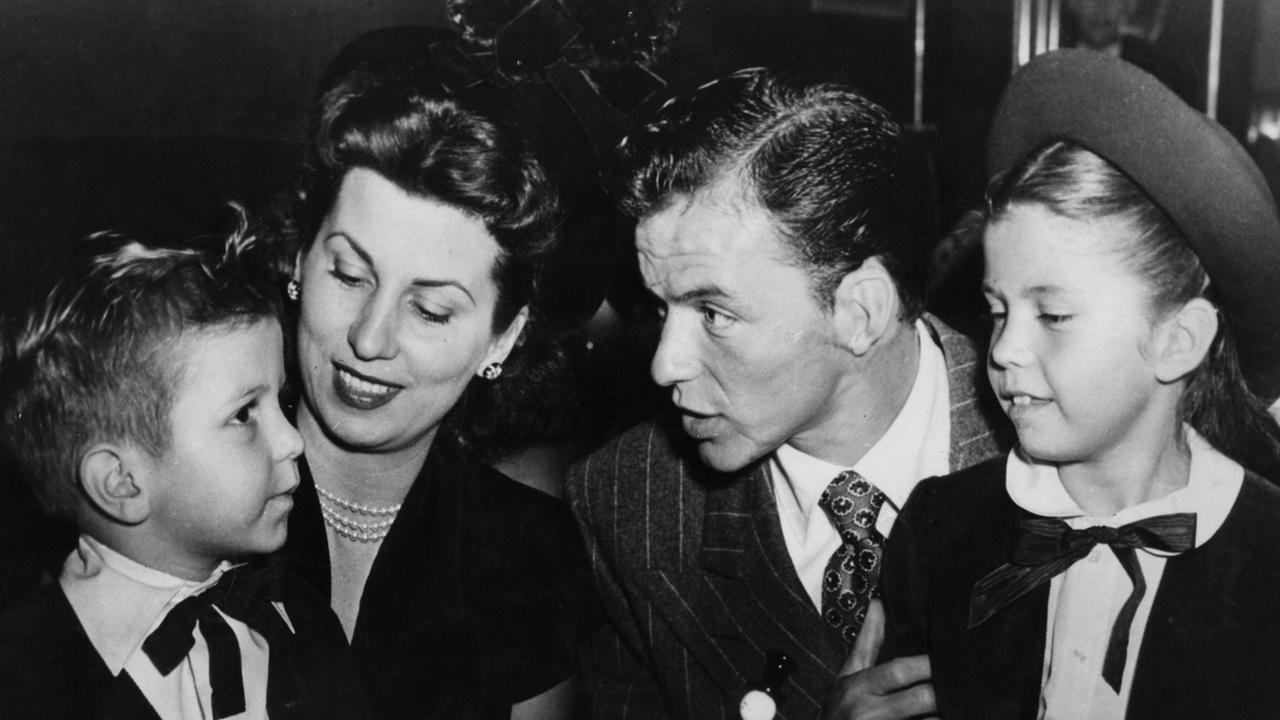 Der US-amerikanische Sänger, Schauspieler und Entertainer Frank Sinatra mit seiner Frau Nancy und den Kindern Frank jr. und Nancy
