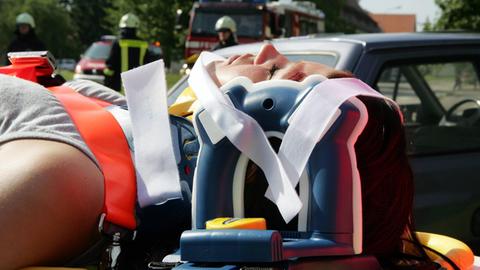 Schwerverletzte liegt auf einer Bahre während einer Feuerwehrübung