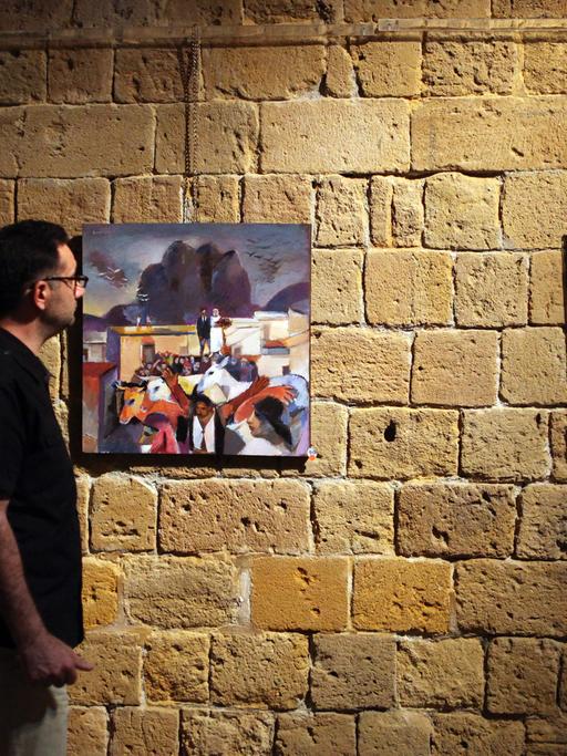 Besucher einer Ausstellung von Kunstwerken zypriotischer Künstler am Famagusta Tor in Nikosia