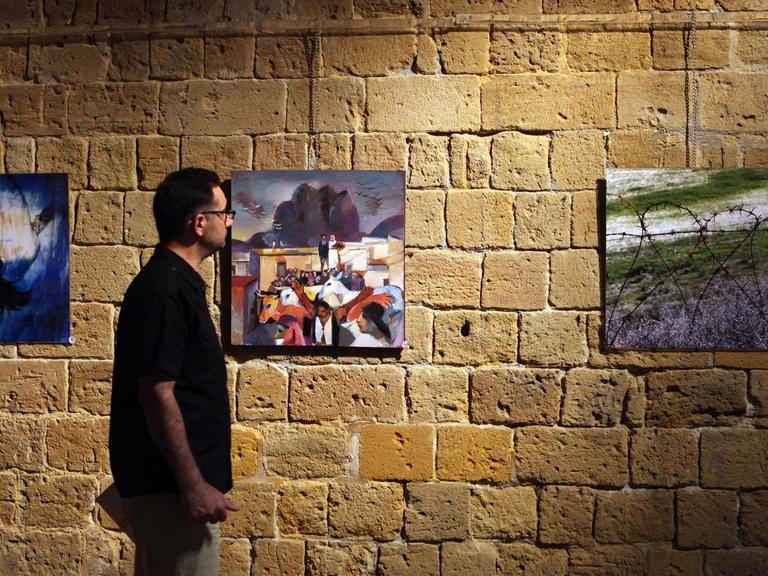 Besucher einer Ausstellung von Kunstwerken zypriotischer Künstler am Famagusta Tor in Nikosia