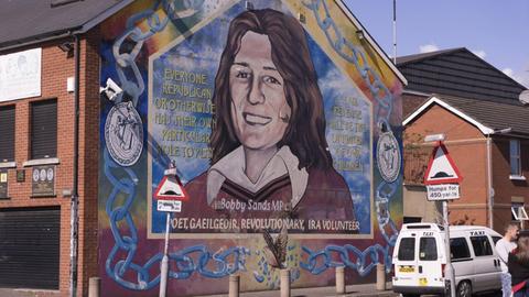 Noch immer allgegenwärtig in Nordirland: die IRA. Ein Wandbild an der Falls Road in Belfast erinnert an Bobby Sands, der 1981 beim Hungerstreik der IRA-Häftlinge ums Leben kam.