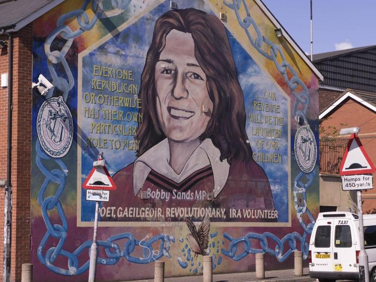 Noch immer allgegenwärtig in Nordirland: die IRA. Ein Wandbild an der Falls Road in Belfast erinnert an Bobby Sands, der 1981 beim Hungerstreik der IRA-Häftlinge ums Leben kam.