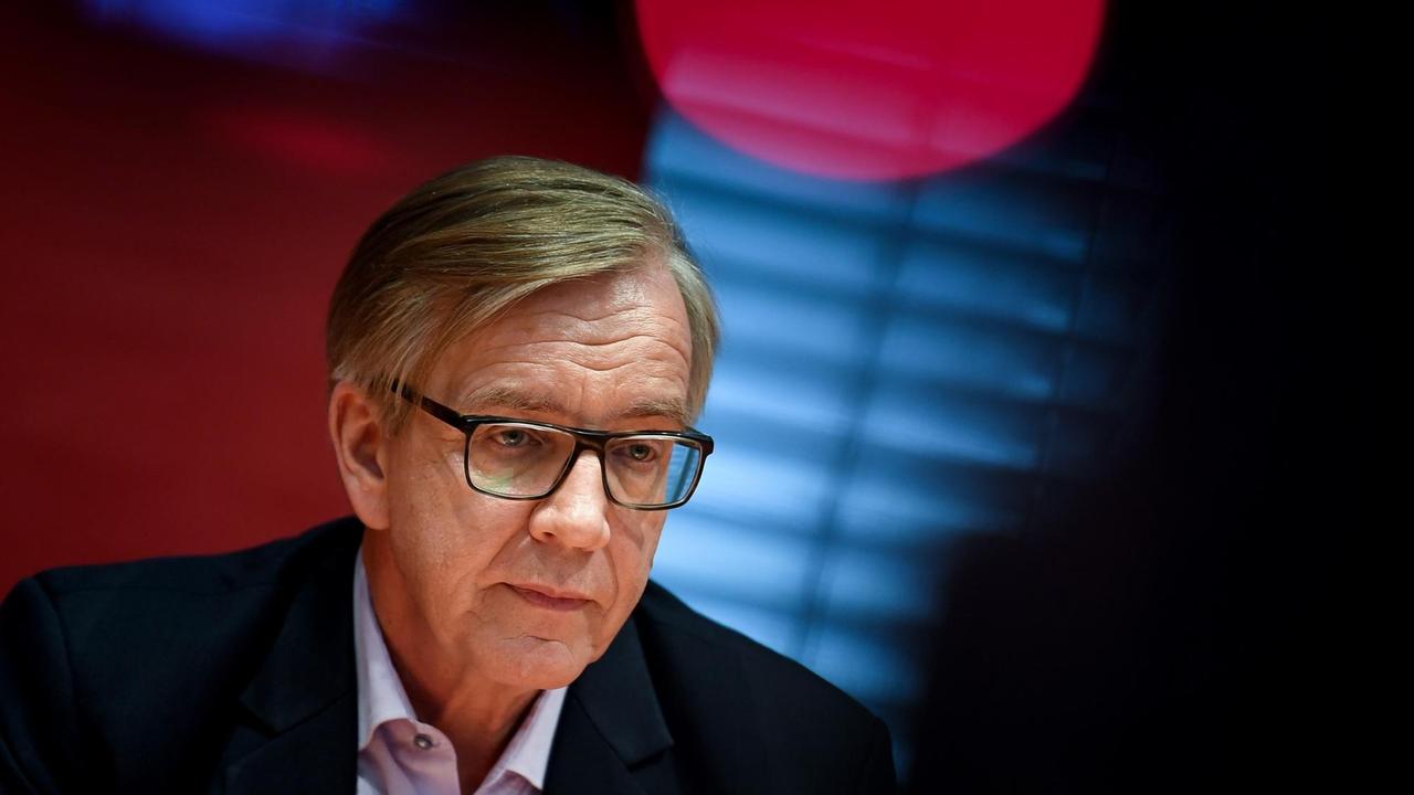 Dietmar Bartsch, Fraktionsvorsitzender der Partei Die Linke im Bundestag, spricht zu den Journalisten über die Klausurtagung der Linken-Bundestagsfraktion.