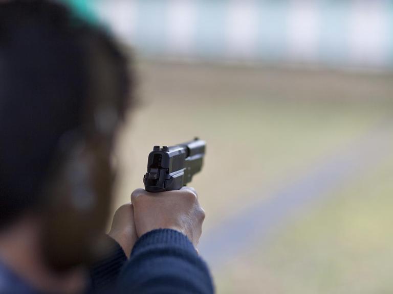 Ein Sportschütze schiesst während des Trainings des Unteroffiziersvereins Limmattal auf der 25-Meter Pistolen-Schiessanlage im Steinacker in Schlieren im Kanton Zuerich mit einer SIG Sauer P21