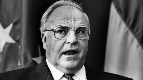 Bundeskanzler Helmut Kohl äußert sich zu den Ergebnissen des EG-Gipfels am 09.12.1989 in Straßburg