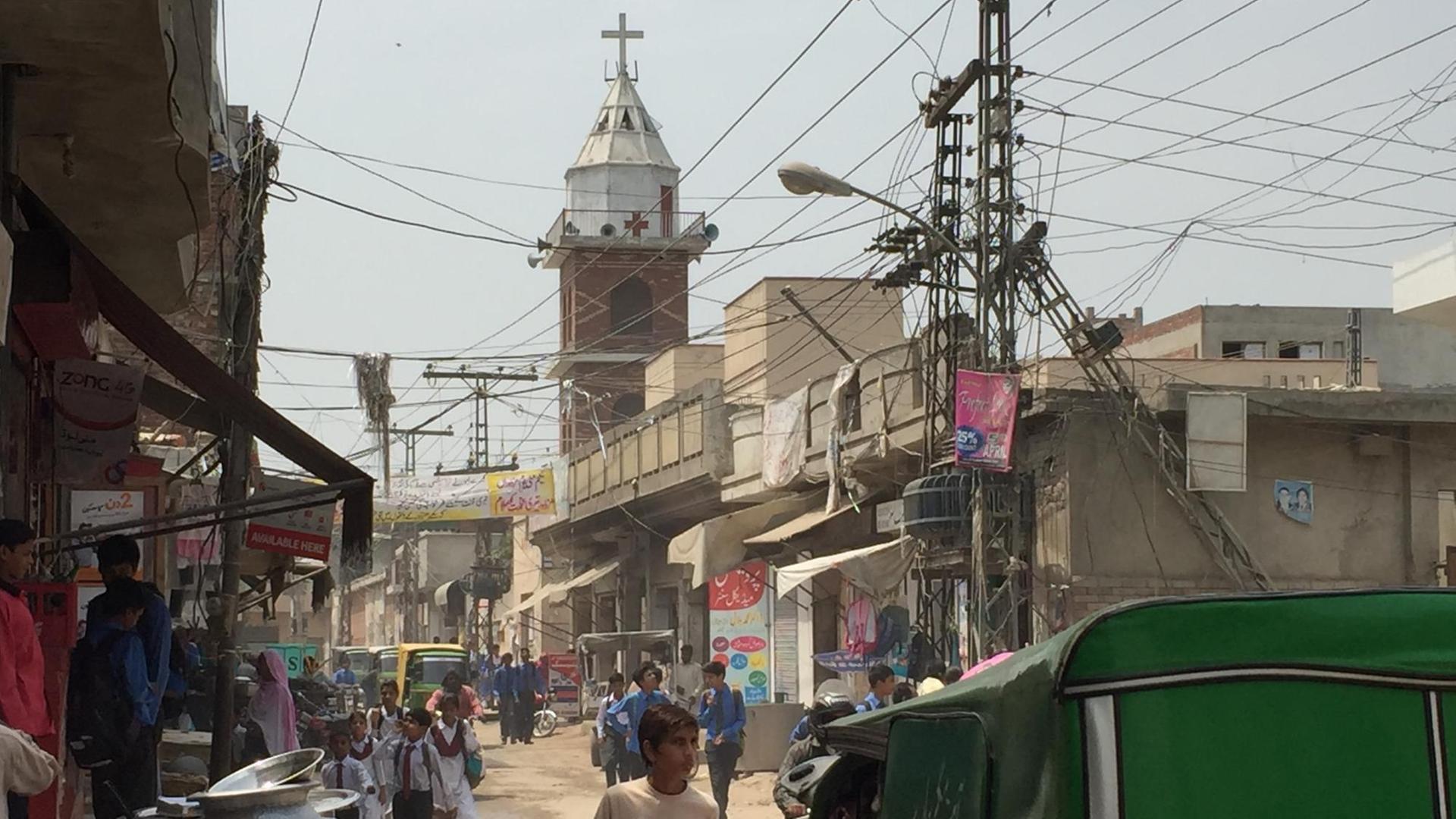 Vor dem Eingangstor des Kirchengeländes in Youhanabad, einem Stadtteil von Lahore in Pakistan, hatte sich ein Extremist in die Luft gejagt