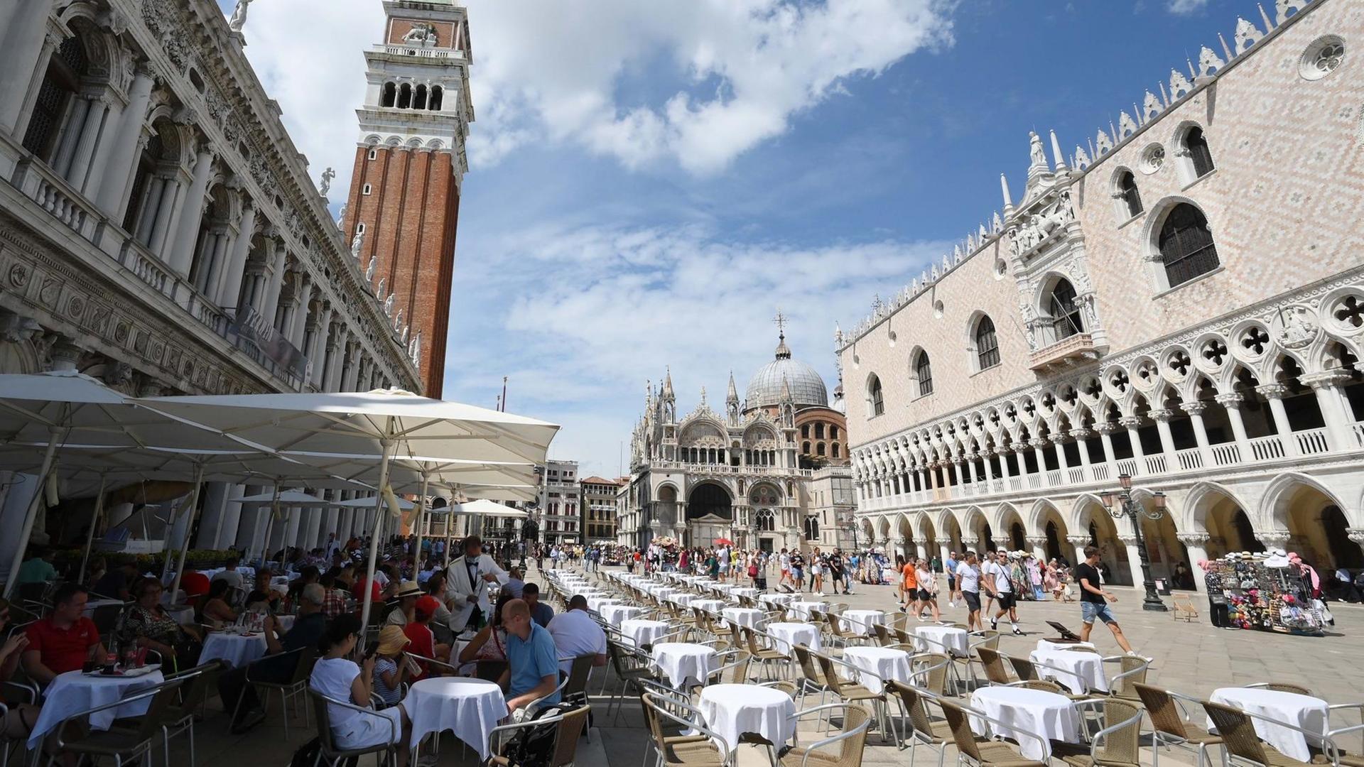 Venedig: Touristen sitzen im Außenbereich eines Restaurants. Venedig: Touristen sitzen im Außenbereich eines Restaurants.