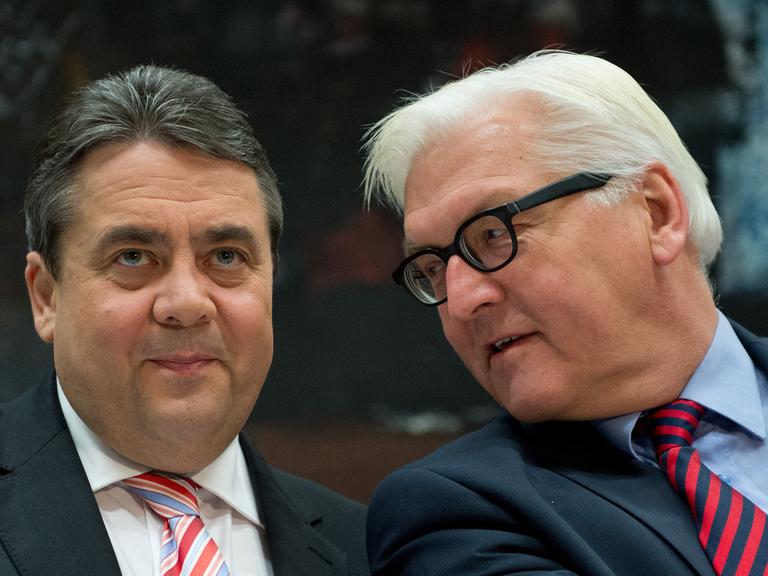 SPD-Chef Sigmar Gabriel (links) unterhält sich mit Fraktionschef Frank-Walter Steinmeier.