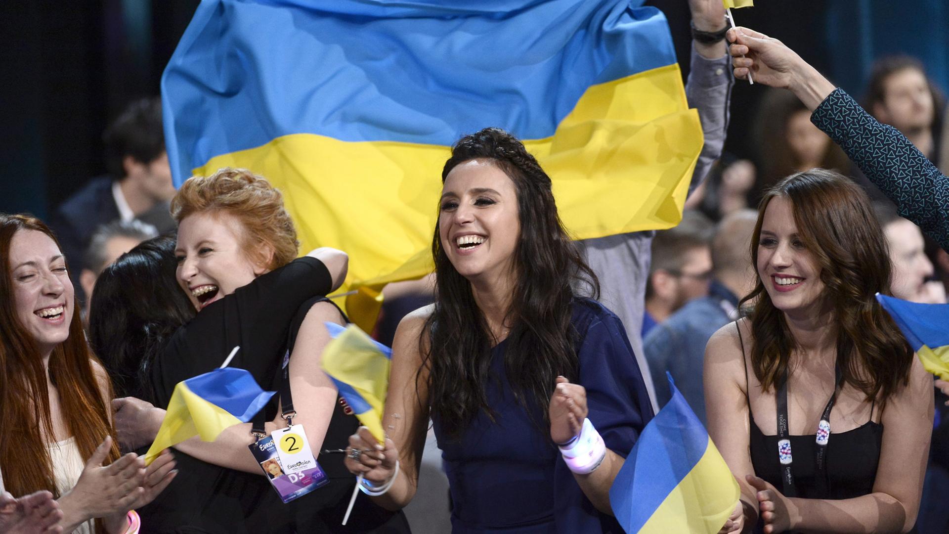 Die ukrainische Sängerin Jamala freut sich über den Sieg beim Eurovision Song Contest in Stockholm – der Titel ihres Songs: "1944":