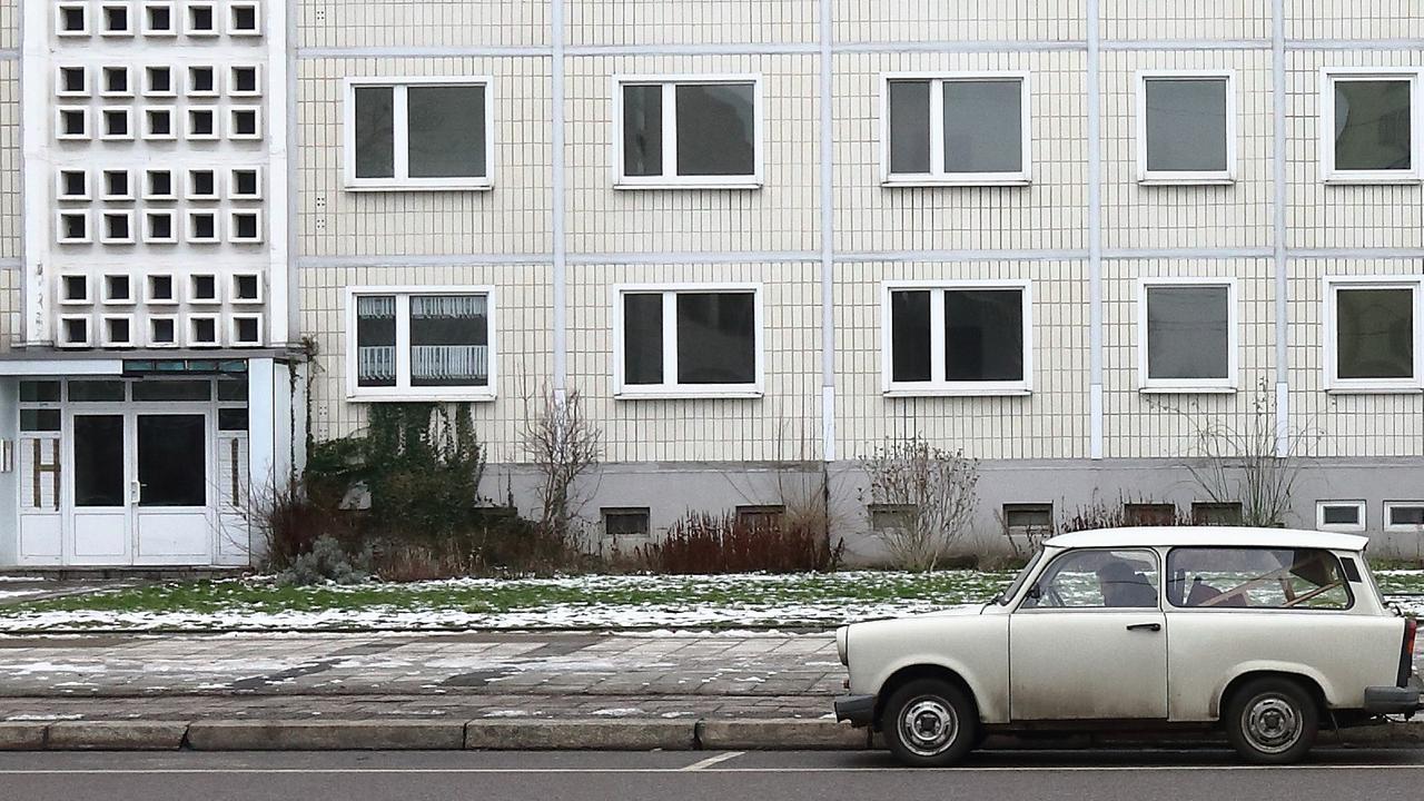 Vor einem leergezogenen Plattenbau in Magdeburg ein Trabant. Vor einem leergezogenen Plattenbau in Magdeburg ein Trabant.