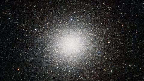 Der Kugelsternhaufen Omega Centauri ist rund 17.000 Lichtjahre entfernt.