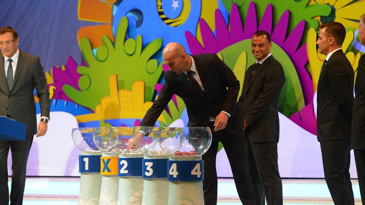 Hier beantworten wir die wichtigsten Fragen zu unserer Internet-Seite nachrichtenleicht.de.

Was steht auf nachrichtenleicht.de?

Auf nachrichtenleicht.de erscheinen Nachrichten in einfacher Sprache.
Regelmäßig am Wochenende kommen die wichtigsten Neuigke