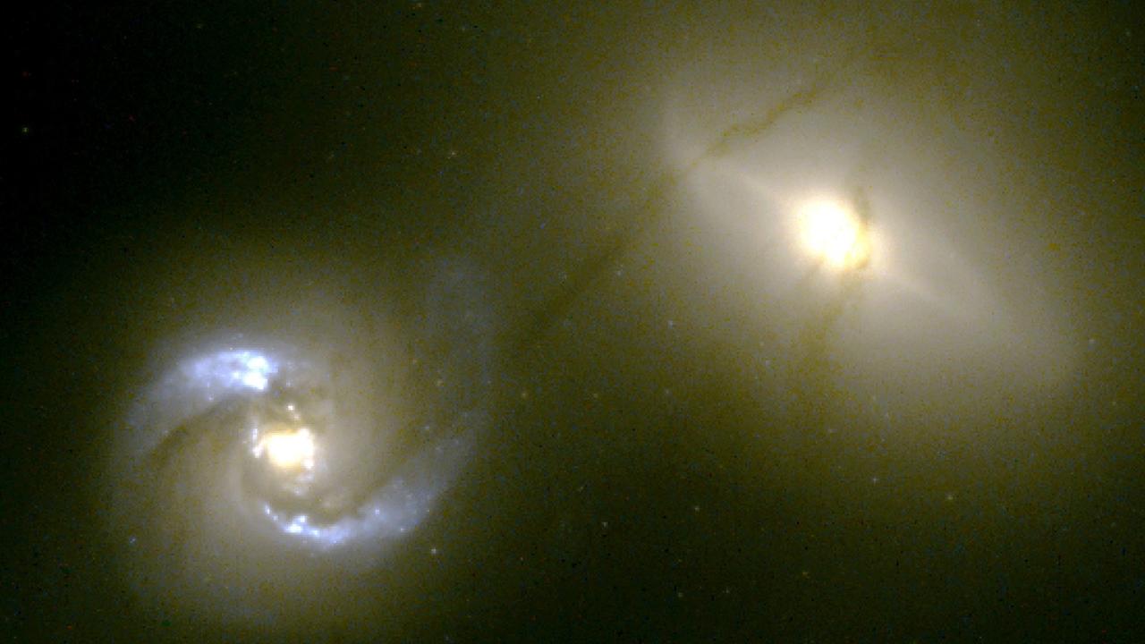 Die wechselwirkenden Galaxien NGC1410 (links) und NGC 1409 sind im Sternbild Stier rund 340 Millionen Lichtjahre von uns entfernt 