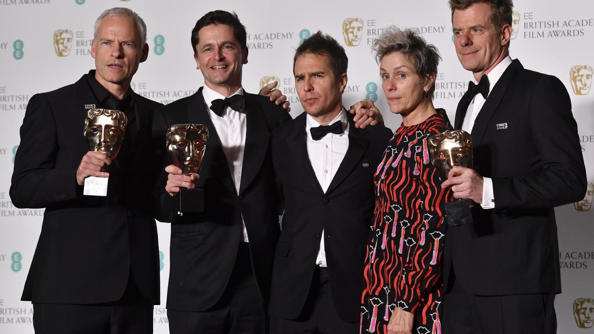 Die Schauspieler und Filme-Macher stehen bei der Preis-Verleihung zusammen. Die Schauspieler und Filme-Macher stehen bei der Preis-Verleihung zusammen.