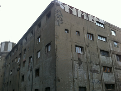 "Les Frigos" - das ehemalige Kühlhaus im Pariser Südosten ist heute ein Künstlerhaus "Les Frigos" - das ehemalige Kühlhaus im Pariser Südosten ist heute ein Künstlerhaus