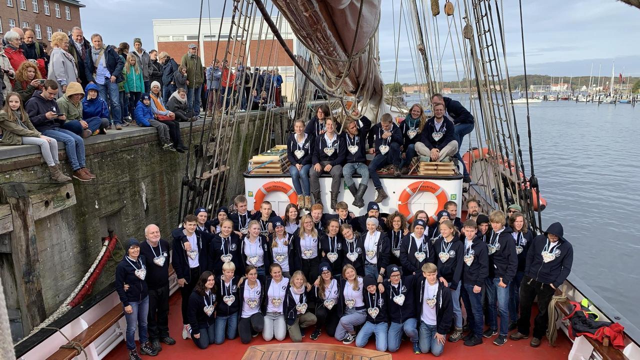 Eine Klasse mit Lehrern an Bord eines Segelschiffs: Sechseinhalb Monate an Bord: KUS-Teilnehmer 2019/2020 auf ihrem schwimmenden Klassenzimmer.