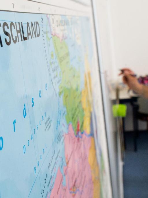 Darek, ein syrischer Flüchtling, dessen Asylantrag in Deutschland bewilligt wurde, steht am 14.04.2016 in einem Integrationskurs (BAMF-Kurs) an der inlingua Sprachschule Hannover (Niedersachsen).