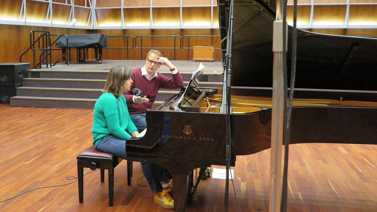 Die Pianistin Sophie Pacini sitzt am Flügel des Deutschlandfunk Kammermusiksaals und wird von Christoph Schmitz interviewt.