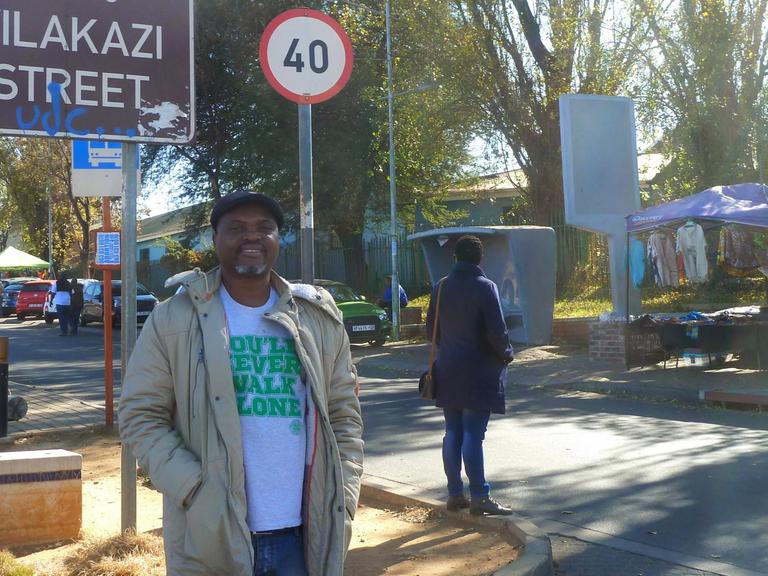 Der Schriftsteller Niq Mhlongo vor der Vilakazi Street in Soweto - hier wohnte der Friedensnobelpreisträger Nelson Mandela