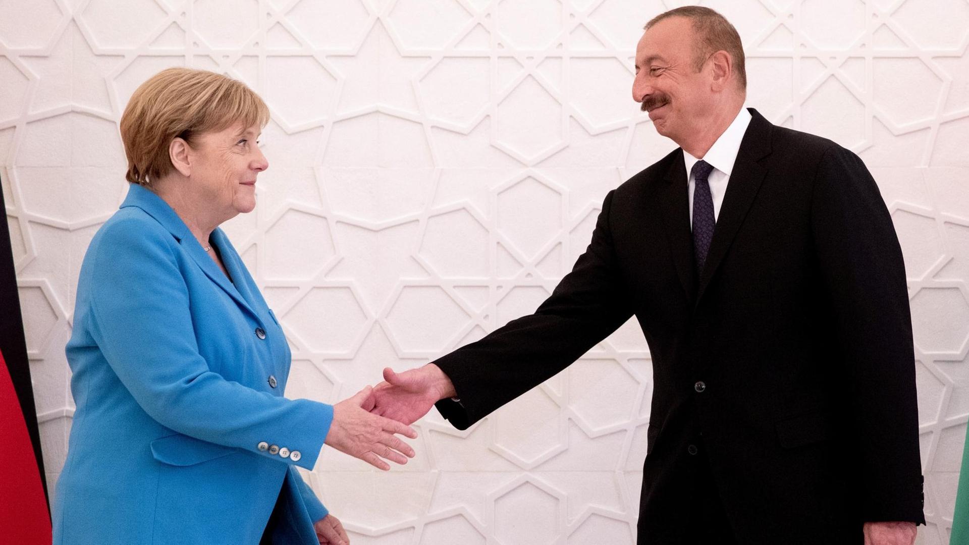 Bundeskanzlerin Merkel wird von Ilham Alijew, Präsident der Republik Aserbaidschan, im Präsidentenpalast mit Handschlag empfangen.